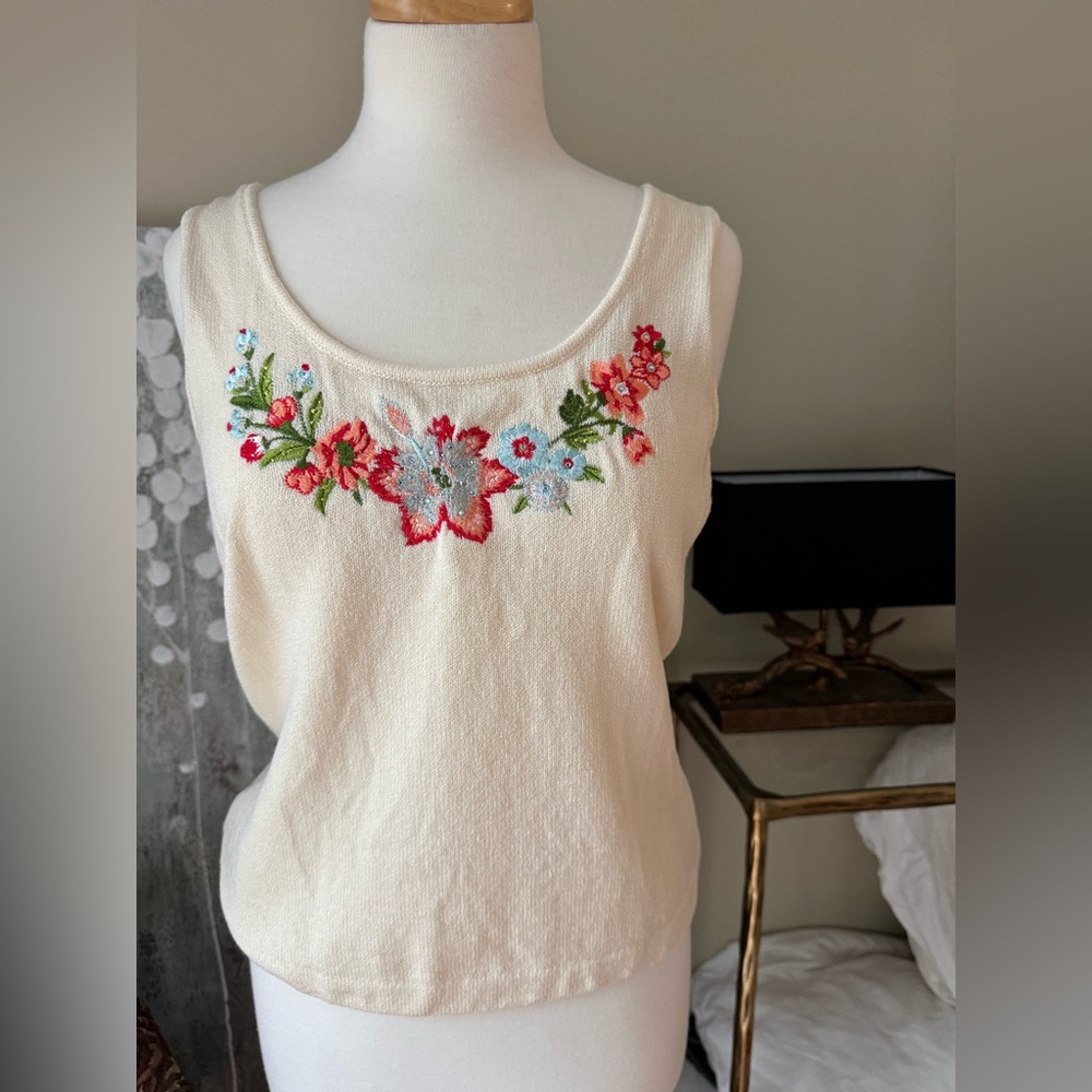 St. John Cream Knit Sweater Tank M embroidered
